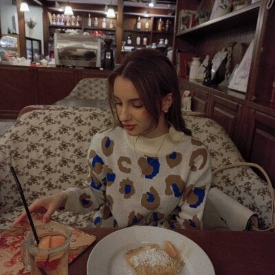 LynDarnell Female Bigasswhite Adult Live Webcam