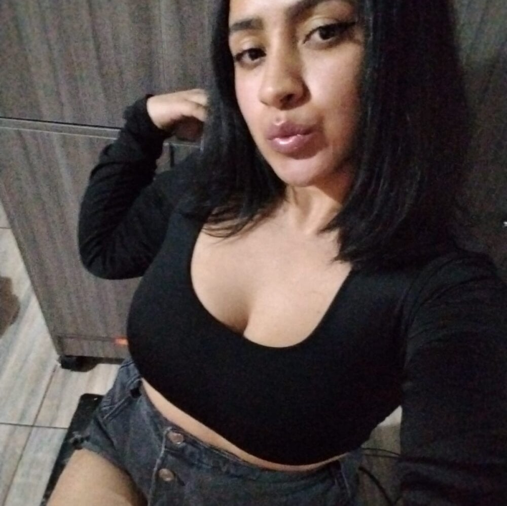 bestlivesexchat.com niinahans livesex profile in ask-me-i-might-tell cams