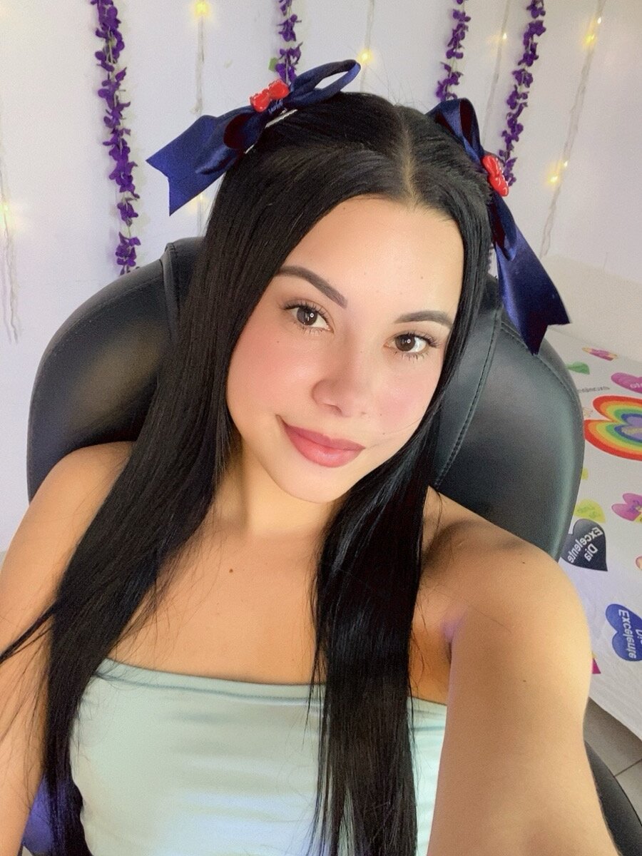 Lesly_Cute16's Offline Chat Room