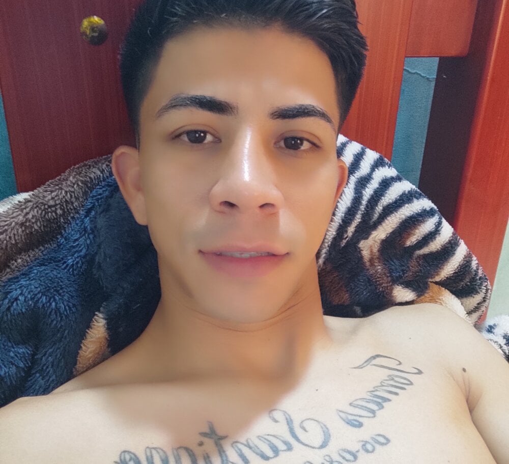 Eduardomieres live cam model at StripChat