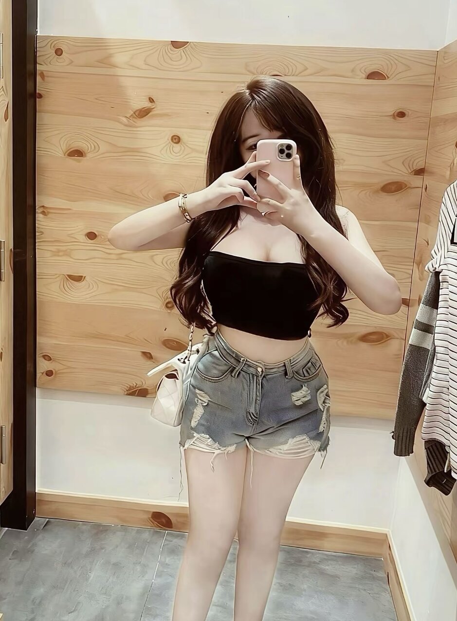 stripchat keira_keira webcam profile pic via livesextrans.com