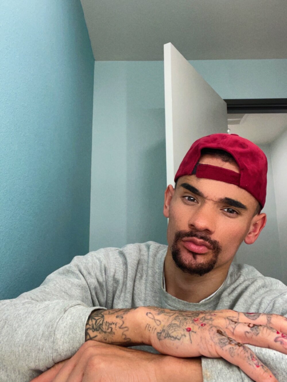 Drewtheone951's Offline XXX Chat