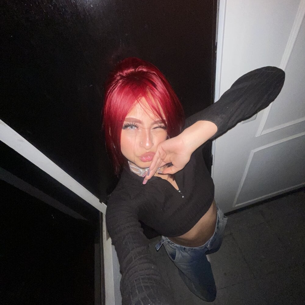 myliveeroticcams.com victoria_bear livesex profile in i-live-in-the-sunflower-field cams