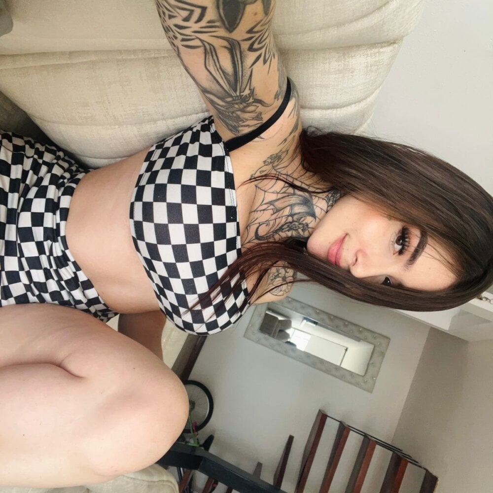 ally_snow from stripchat