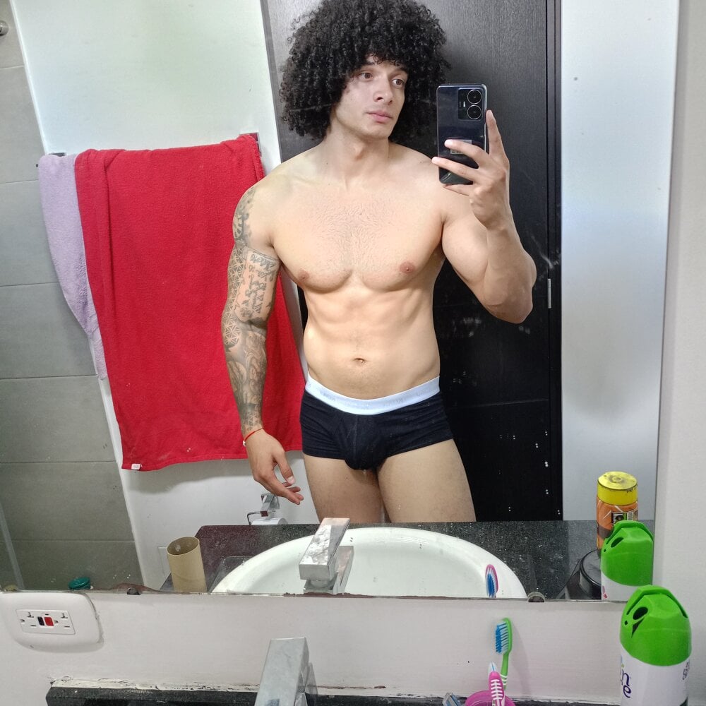 curly_muscle's Offline XXX Chat