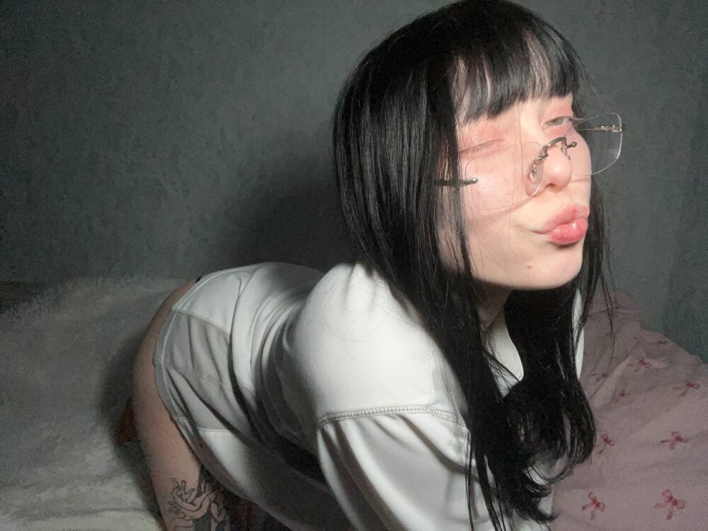 onaircams.com shy_hapka livesex profile in italian cams