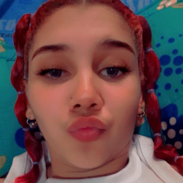 ariana_shy8