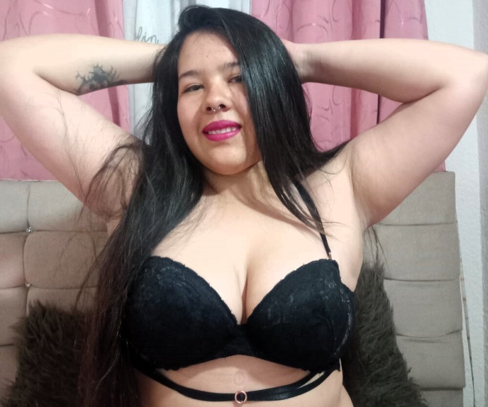 LinaBrowm live cam model at StripChat
