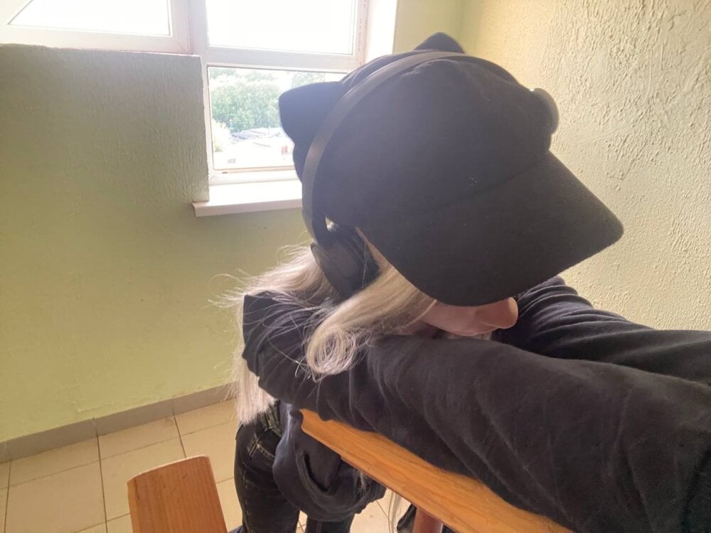 badgirlwebcam.com annaolovely livesex profile in blond-hair cams