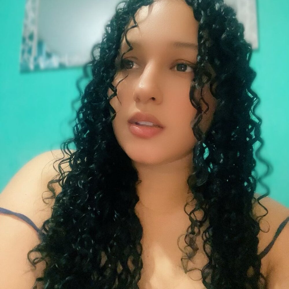 show2cam.com yera_curry livesex profile in bisexual cams