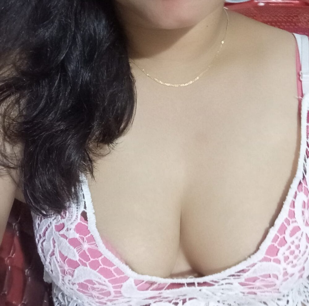 cute_Reena11 live cam model at StripChat