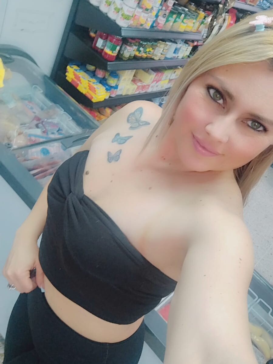 onaircams.com rooxx_ch livesex profile in blond-hair cams