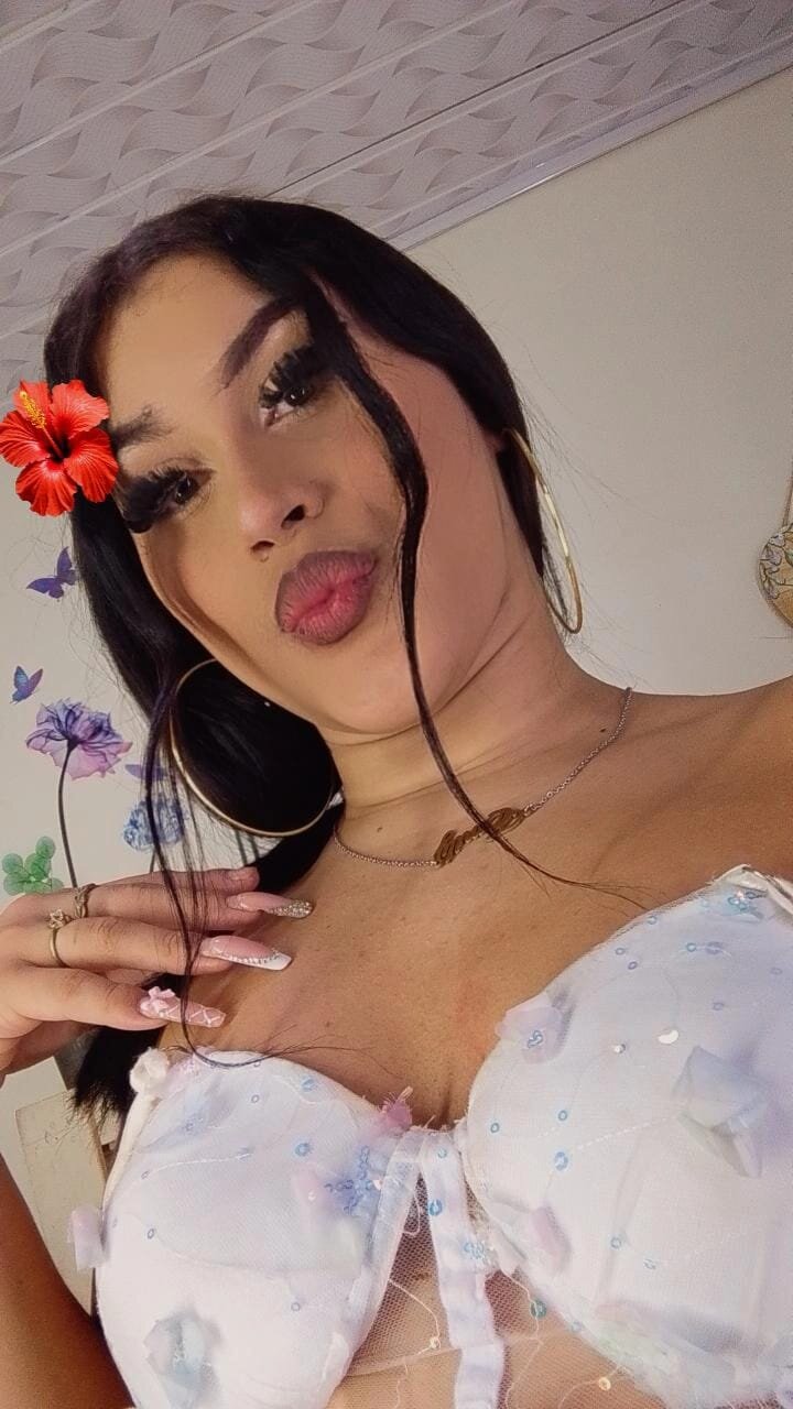 Emily_Hotss