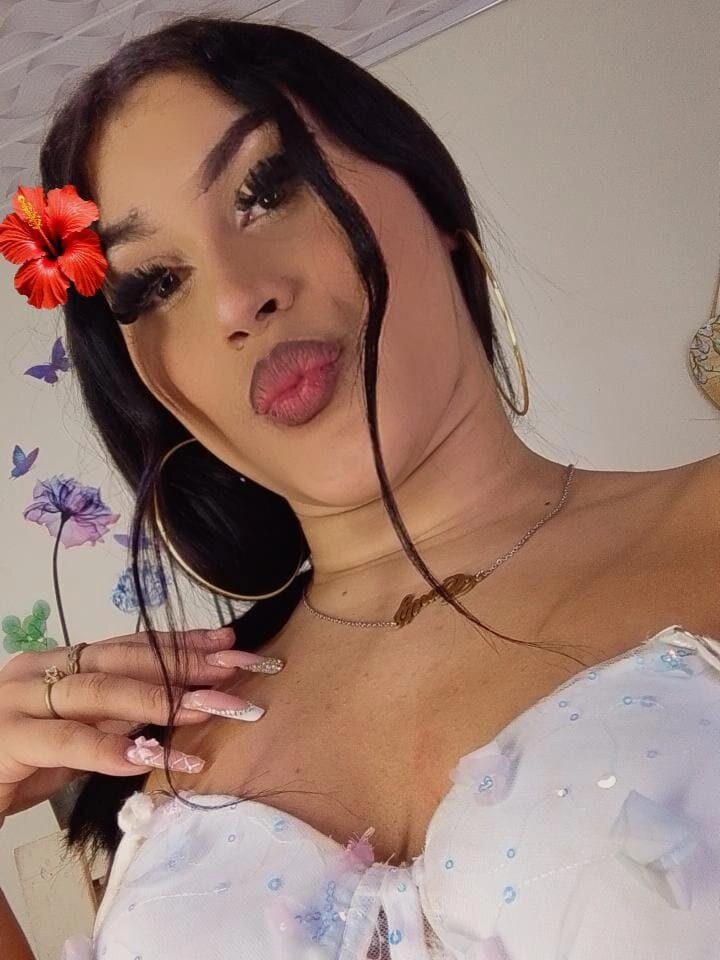 Emily_Hotss' Offline XXX Chat