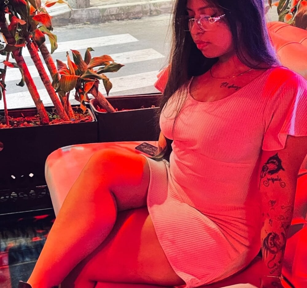 elivecams.com emma_richard livesex profile in col cams