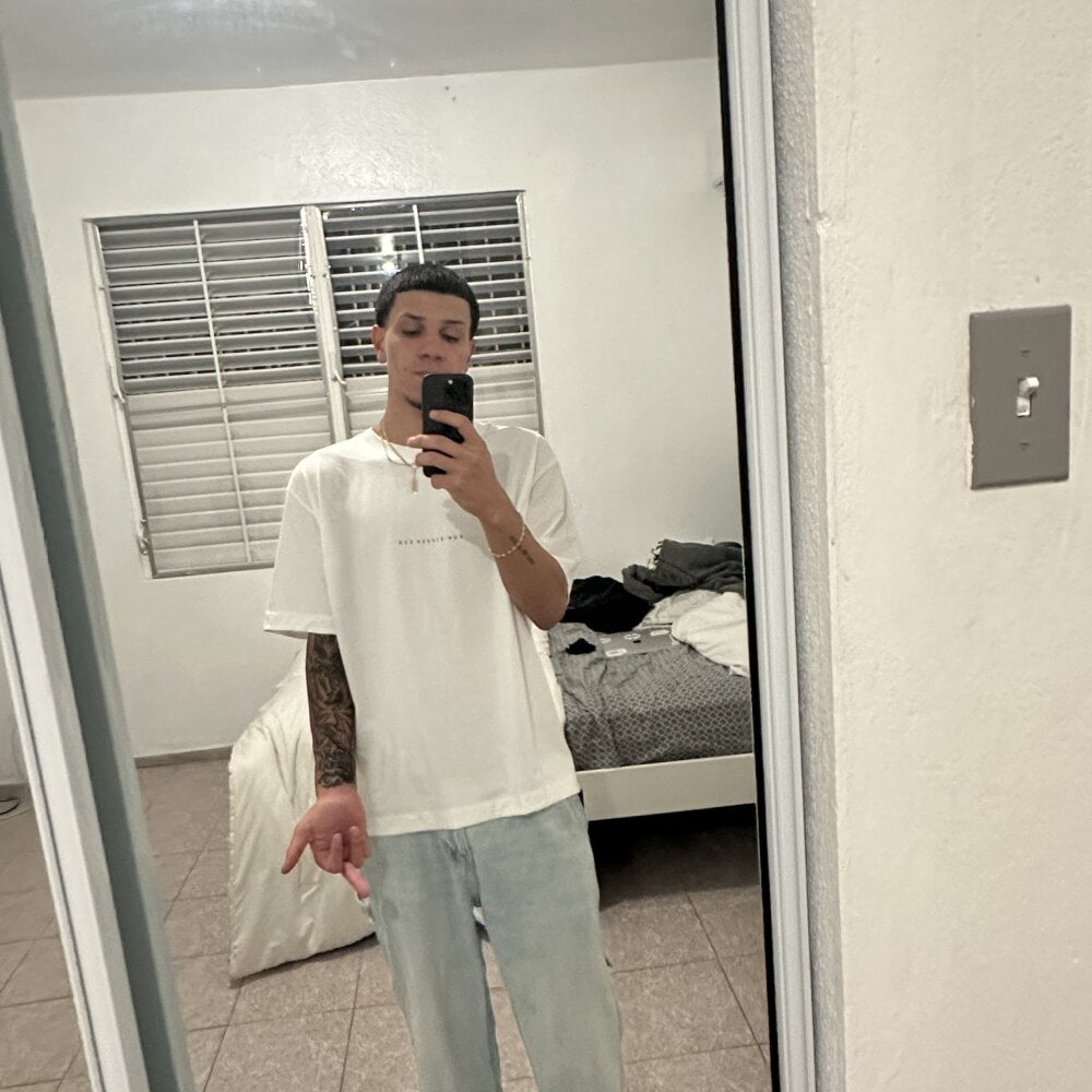 bigcocklugo's Offline XXX Chat