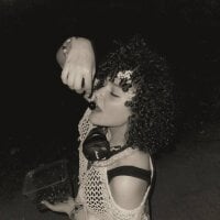 CurlyMonicca's Offline Chat Room