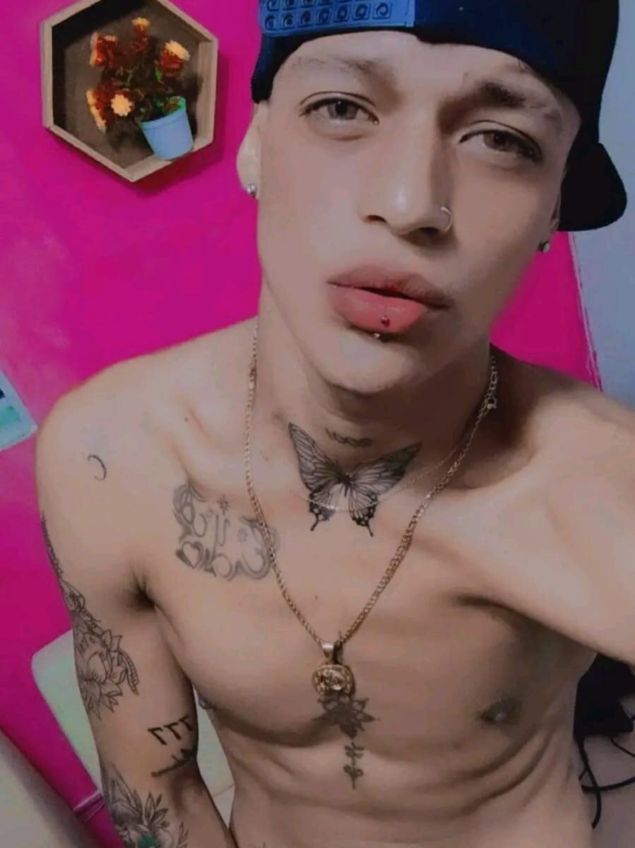 Live sex webcam photo for LatinsBoys18 #288460152