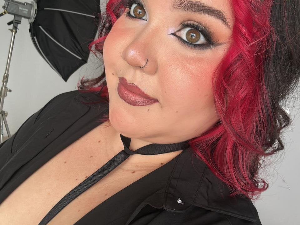 glamcambabes.com akiramort livesex profile in green-eyes cams