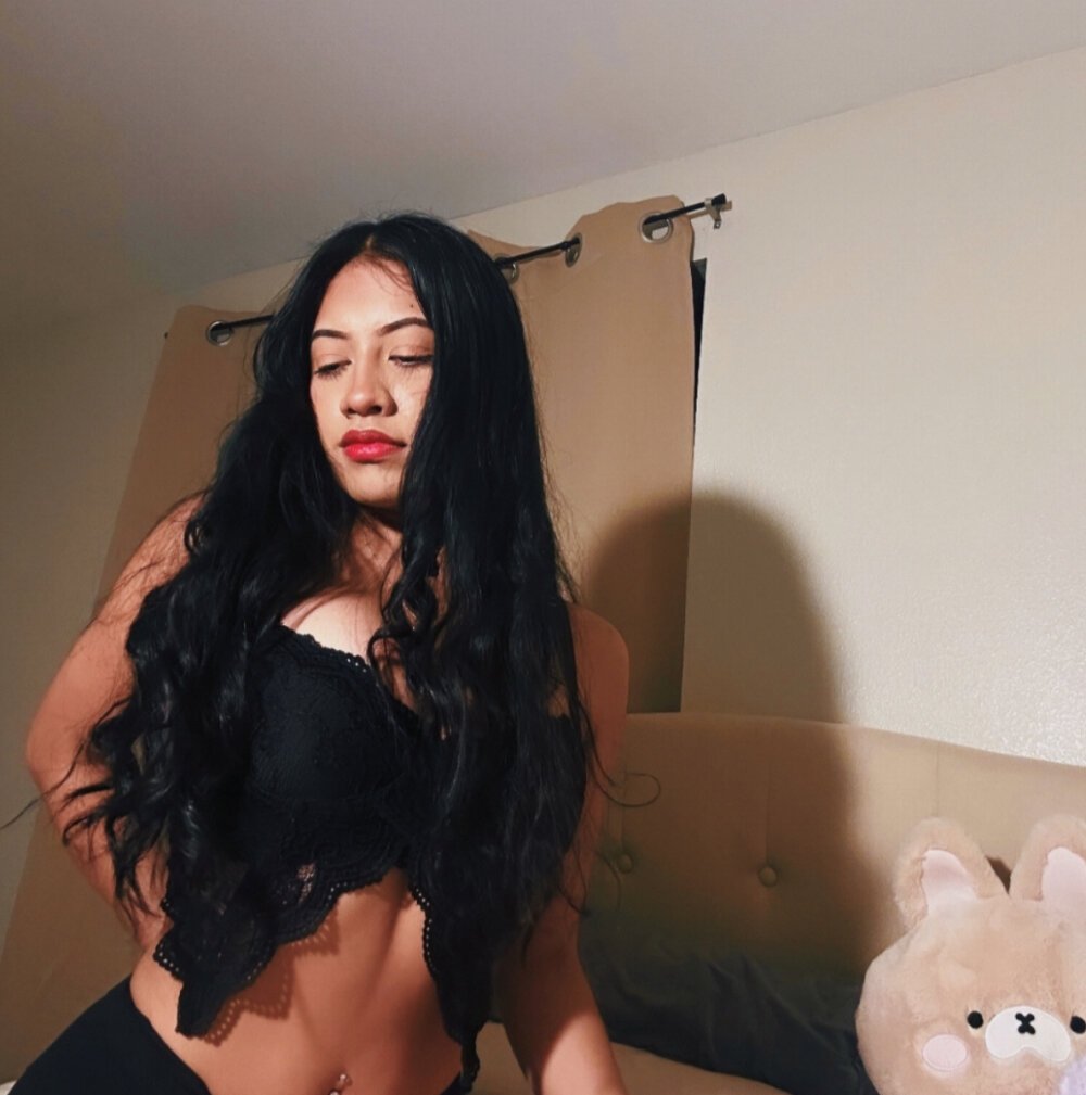 Moremreed_latina live cam model at StripChat
