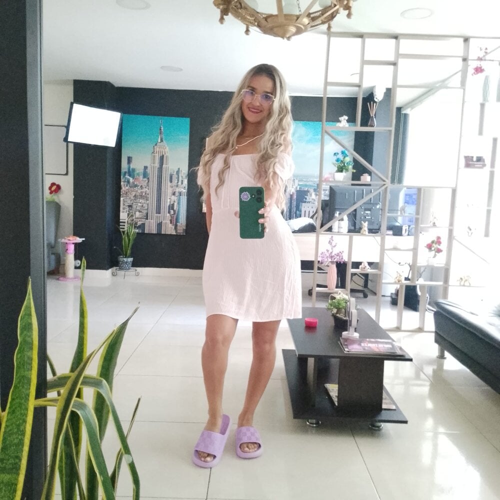 iisabella_noa live cam model at StripChat