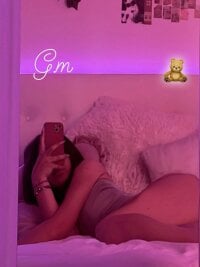 Strawbery17's webcam live show