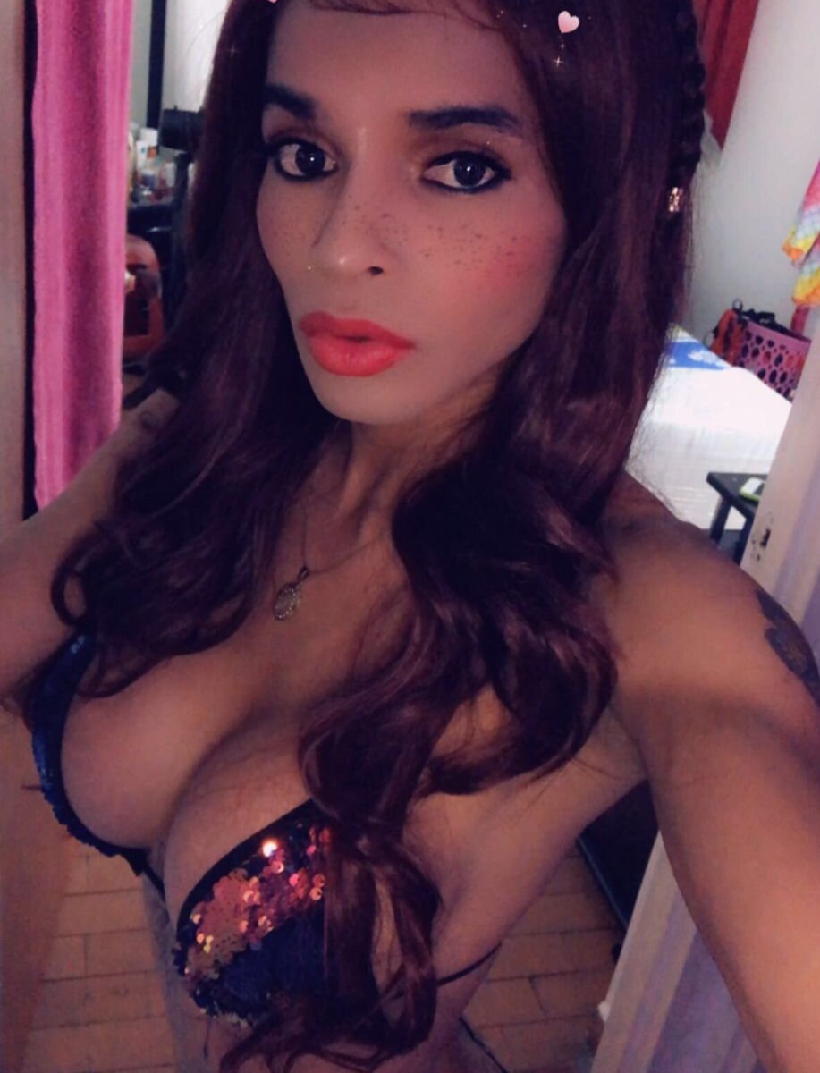 Live sex webcam photo for Hotgiirl_1 #289979559