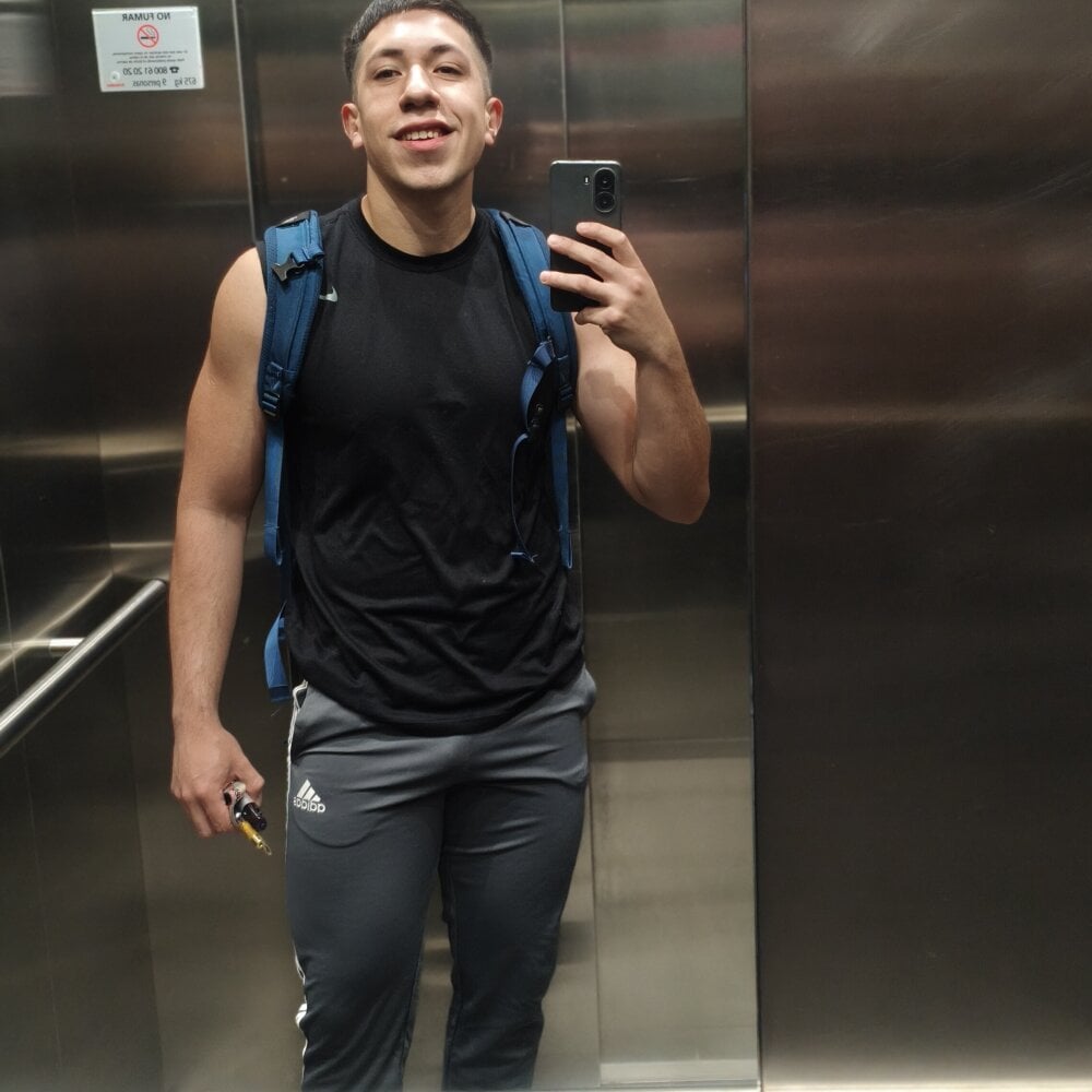 alejandroelrey from stripchat