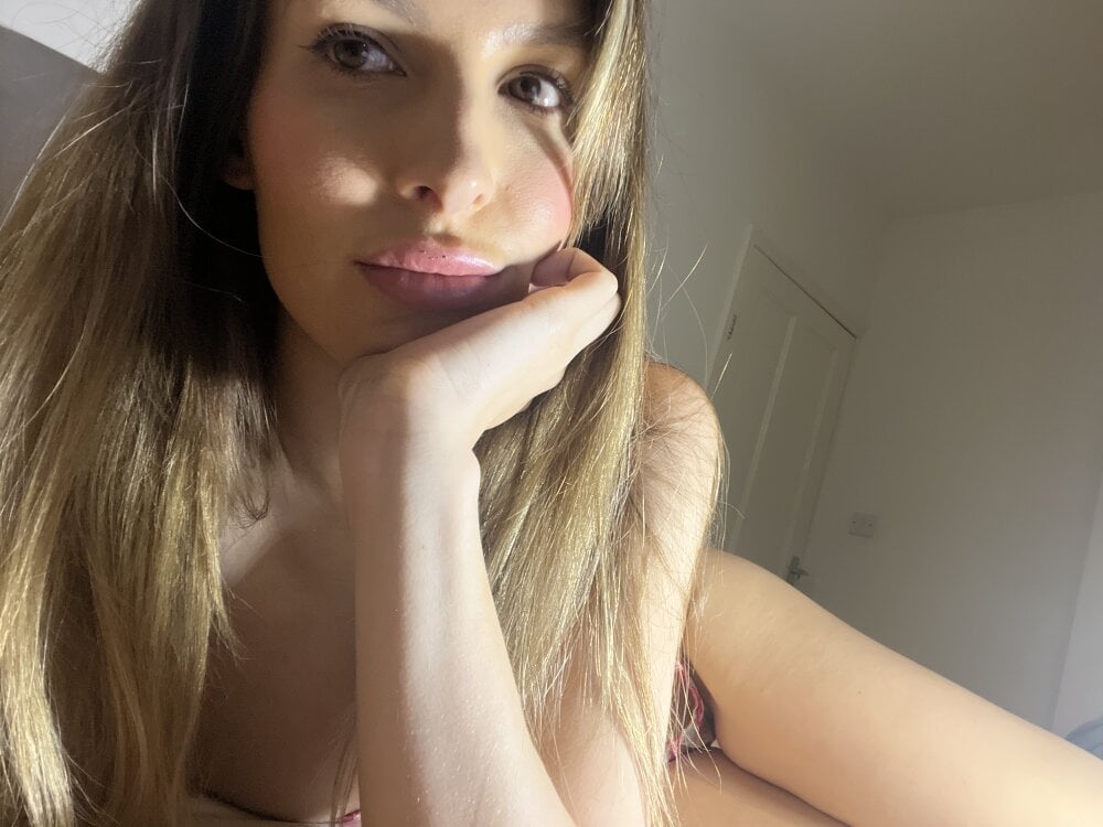 Prettyvioletxo's Offline Chat Room
