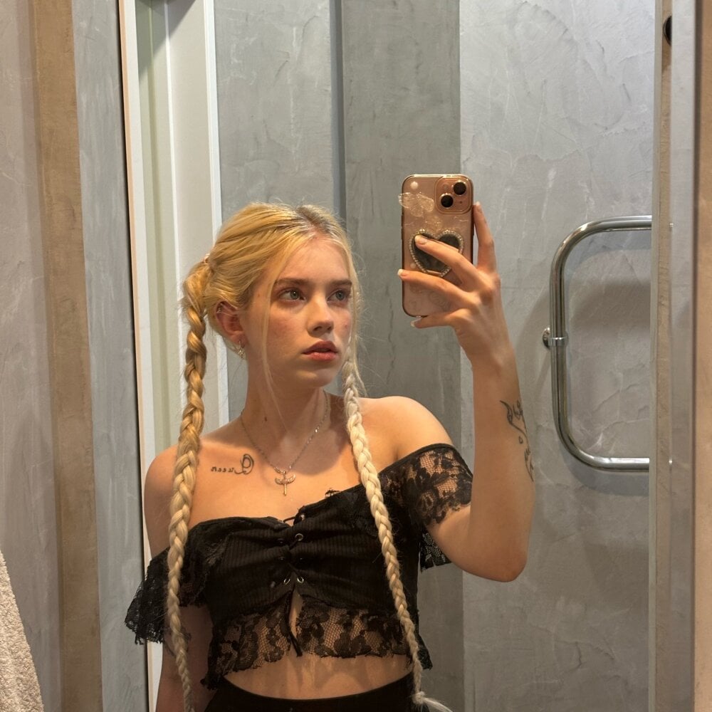 mega-camsex.net myprettylola livesex profile in so-am-in-up-state-new-york cams