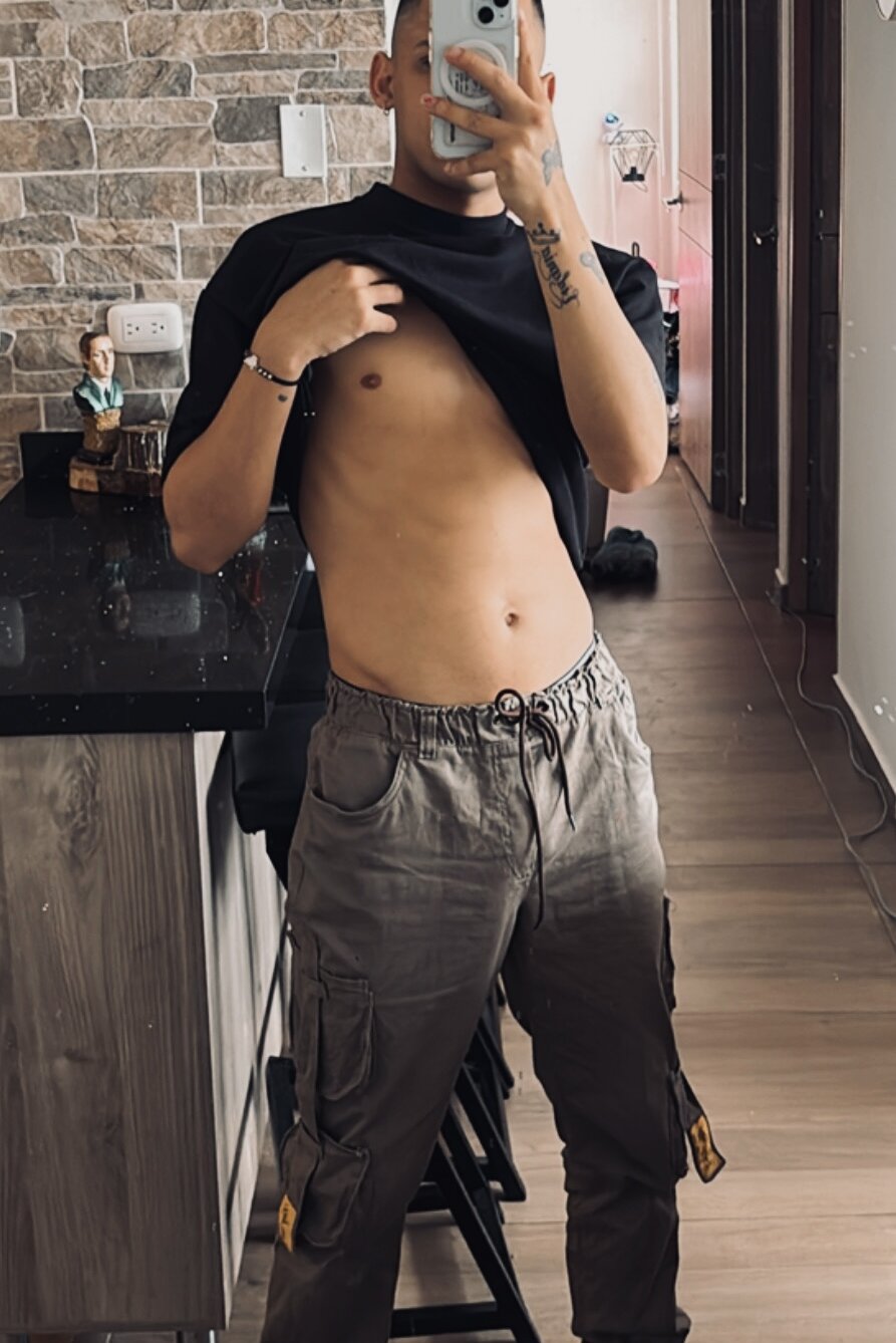 mega-camsex.com aron_parther livesex profile in house-by-the-road cams