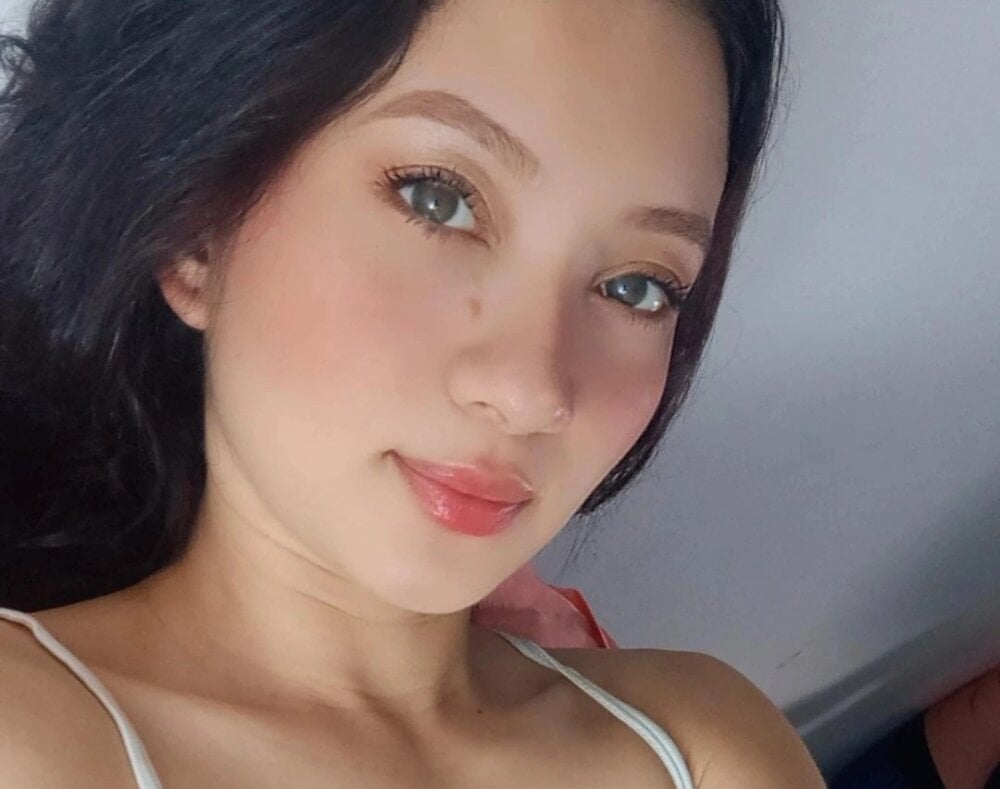 lola3baby live cam model at StripChat