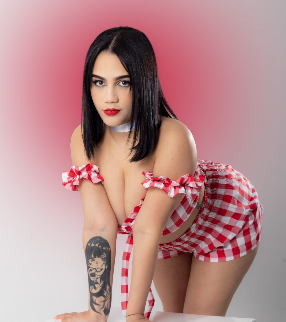 Live sex webcam photo for emily_roberts1 #289992855