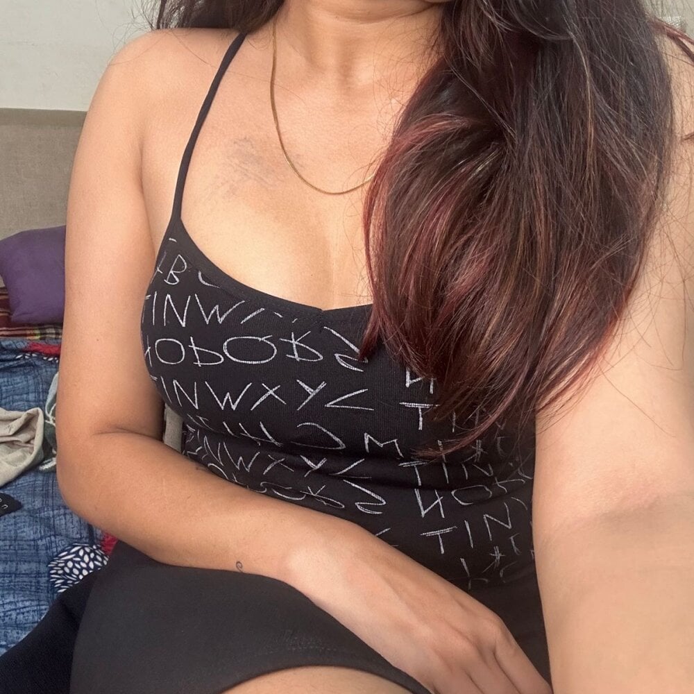 Watch nayra_malhotra live on cam at StripChat