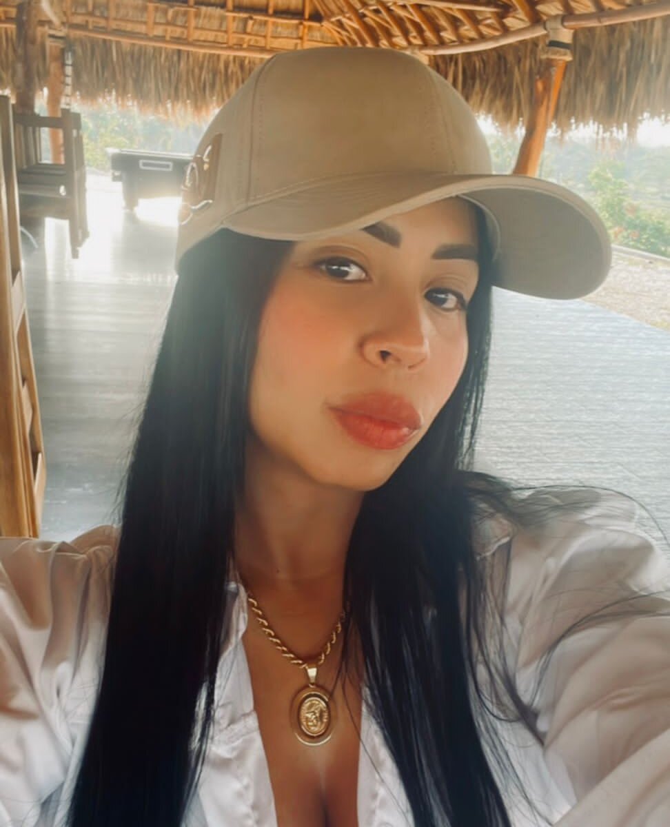 Laura_08_ profile