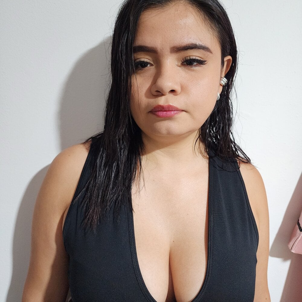 myliveeroticcams.com emmakors_ livesex profile in latino cams