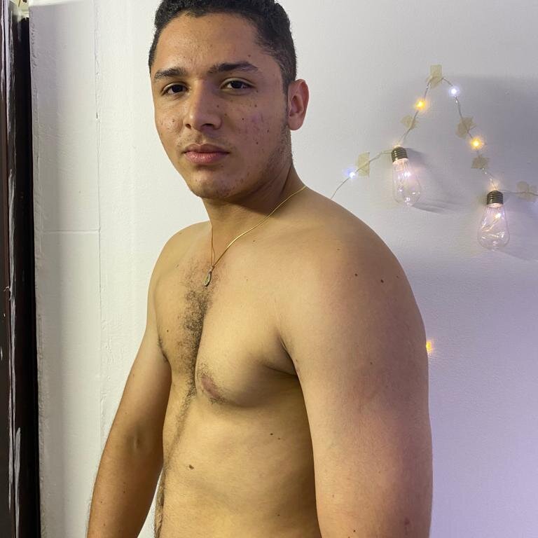 Gianny_latinboy's Offline Chat Room