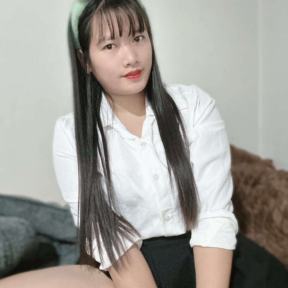 stripchat suni-ii webcam profile pic via livesextrans.com