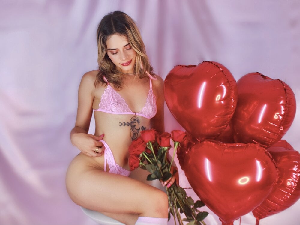 EMILYWHINFRE's Offline XXX Chat