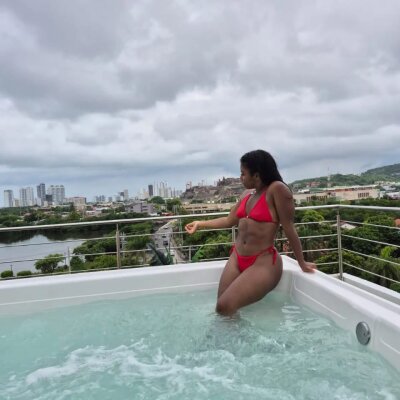 avis_lara private show