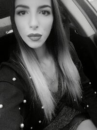 Blondewitch94's Offline Chat Room