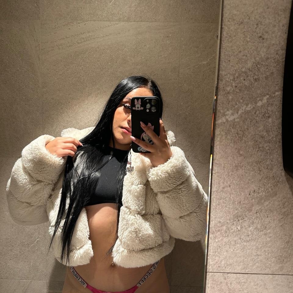 sexcam-girls.com amina_sweett livesex profile in in-the-palm-of-your-hands cams