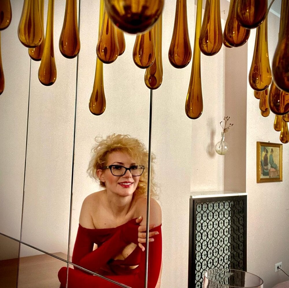 glamcambabes.com emiliaan livesex profile in in-amazing-city cams