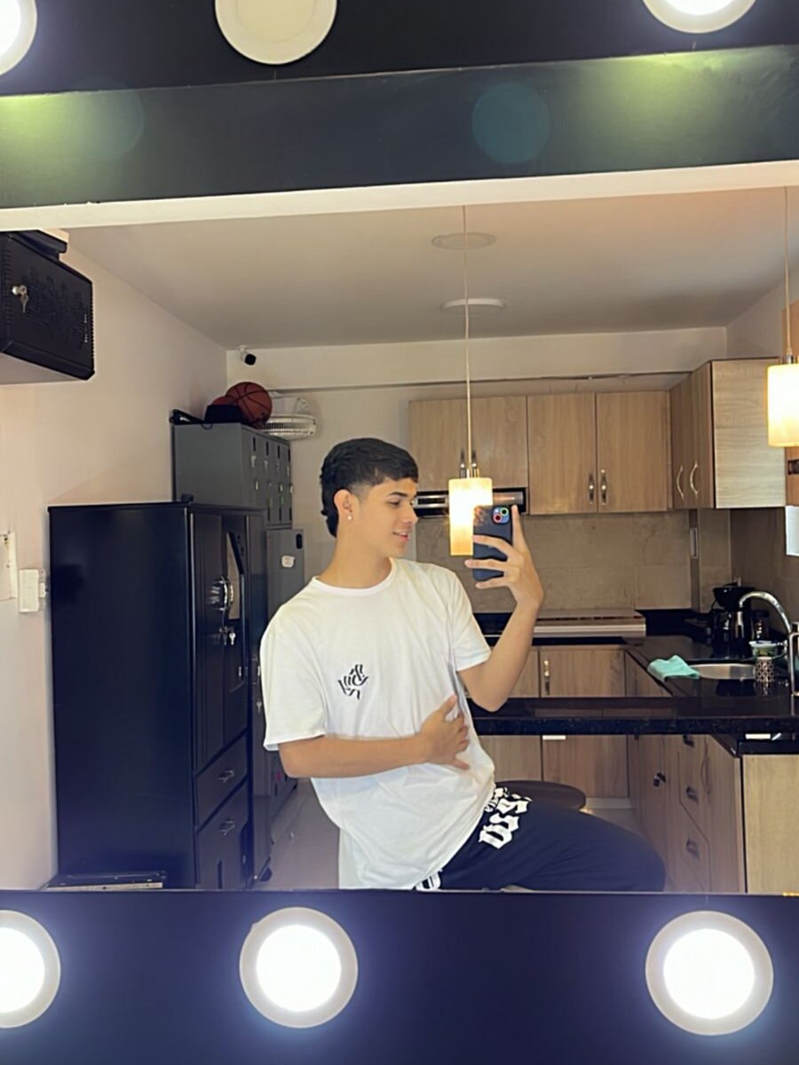 tommy_denn from stripchat