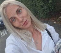Adriana_flower's Offline Chat Room