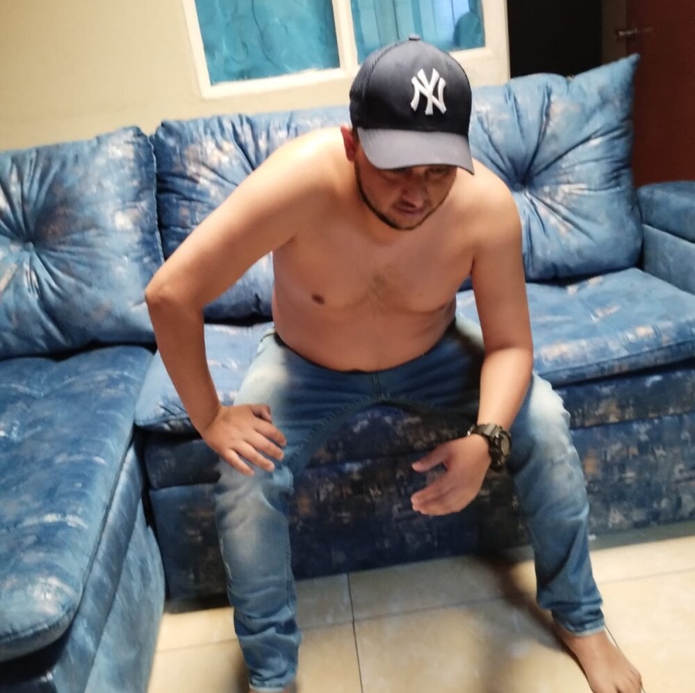 BatiBattman69 live cam model at StripChat