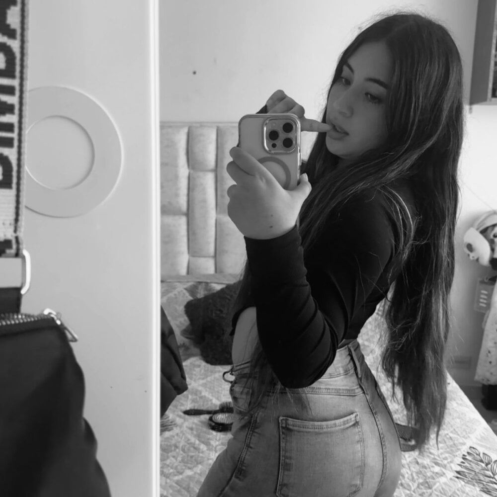 Lunaa_tay1 live cam model at StripChat