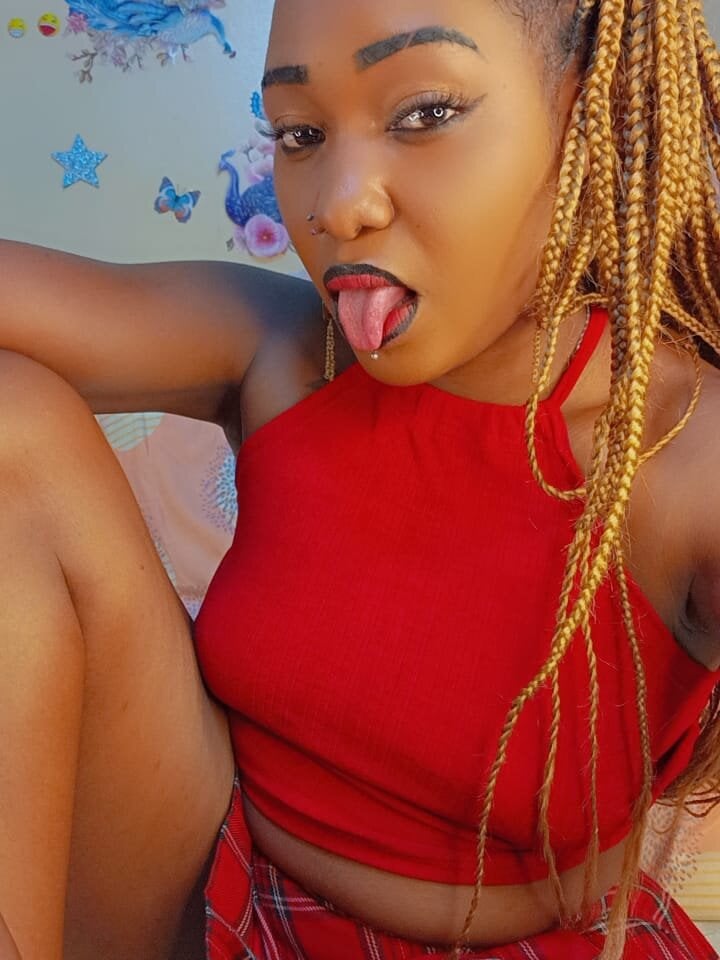 onaircams.com pretty_tiffan livesex profile in im-lying-on-the-bed cams