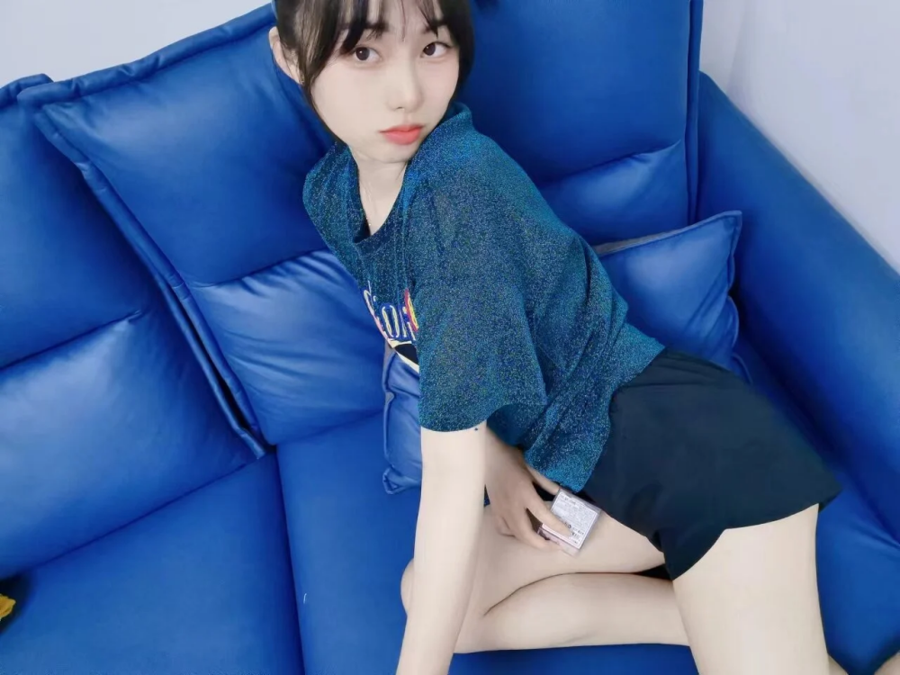 Dotsu_yiyo nude on cam A