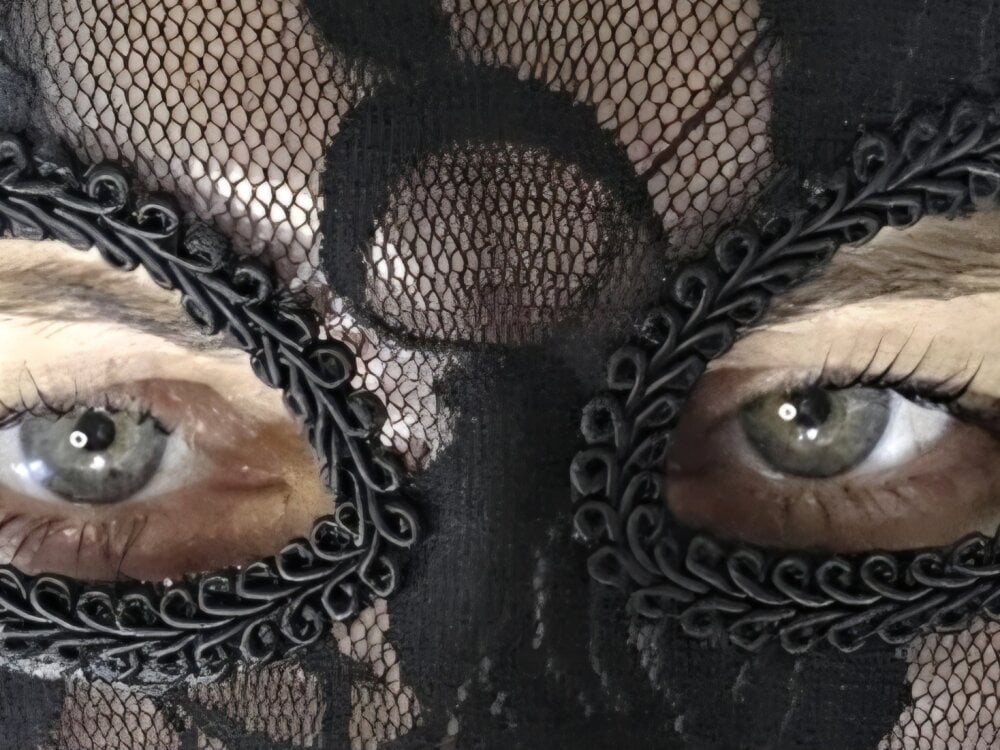 Cinderella974's Offline XXX Chat